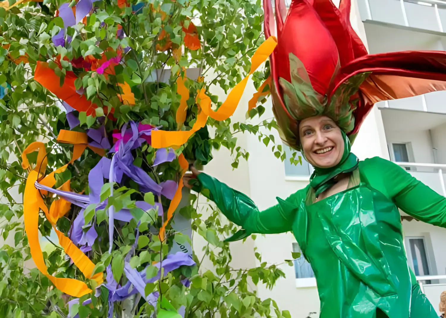 Moments Veranstaltungsagentur - Blumenfigur auf Stelzen