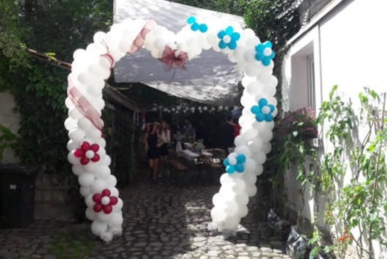 Ballon Moments - Dekoration - Ballonbogen mit Blumen am Eingang einer Feier