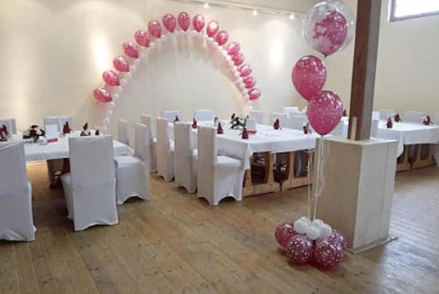 Ballon Moments - Dekoration - Pinker Ballonbogen über festlich gedeckter Tafel