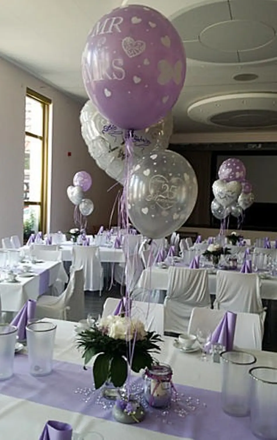 Ballon Moments - Dekoration -  Tischdeko mit lila „Mr & Mrs"-Ballons zur Hochzeit
