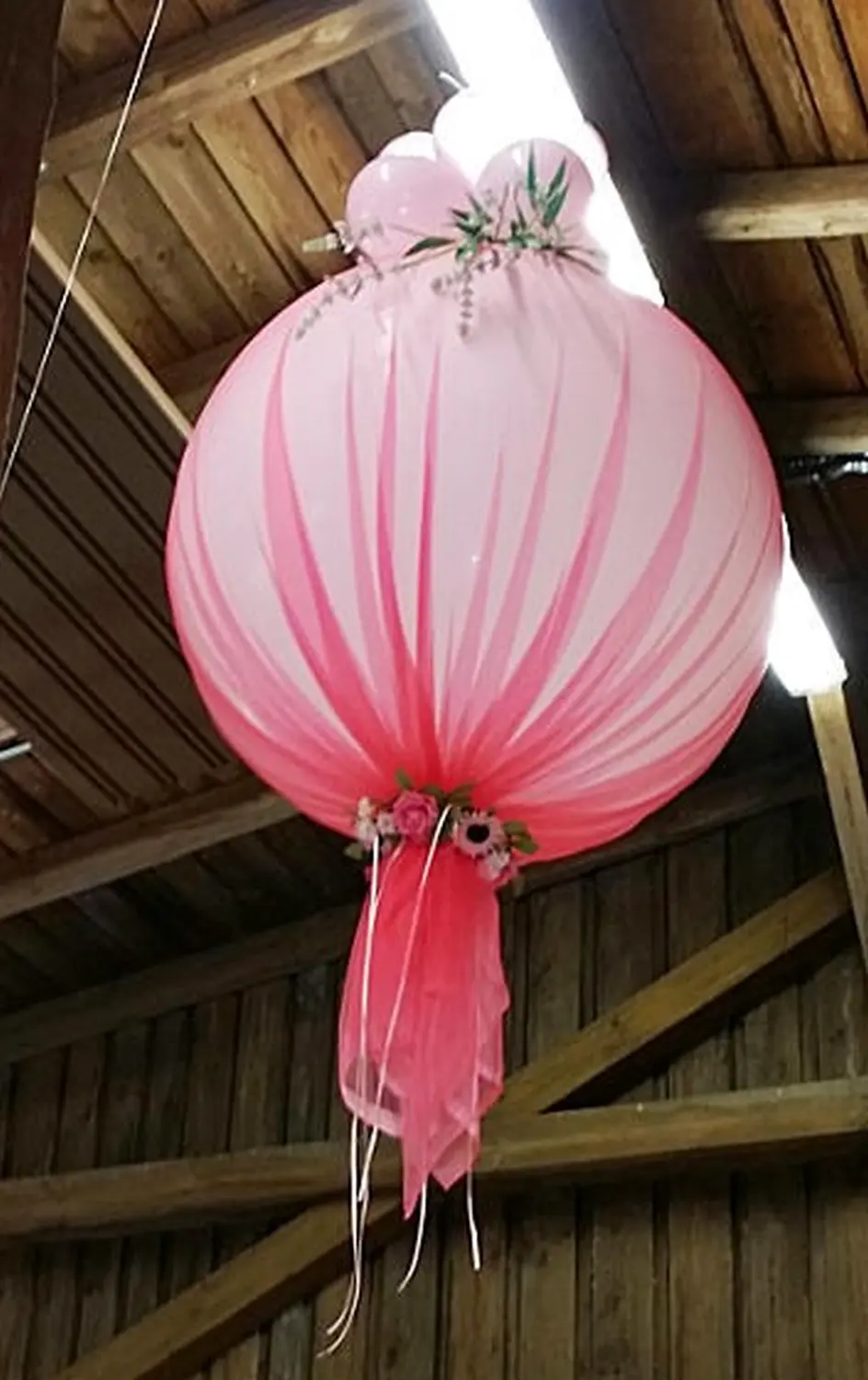 Ballon Moments - Dekoration - Großer rosa Luftballon mit Blumendeko hängend