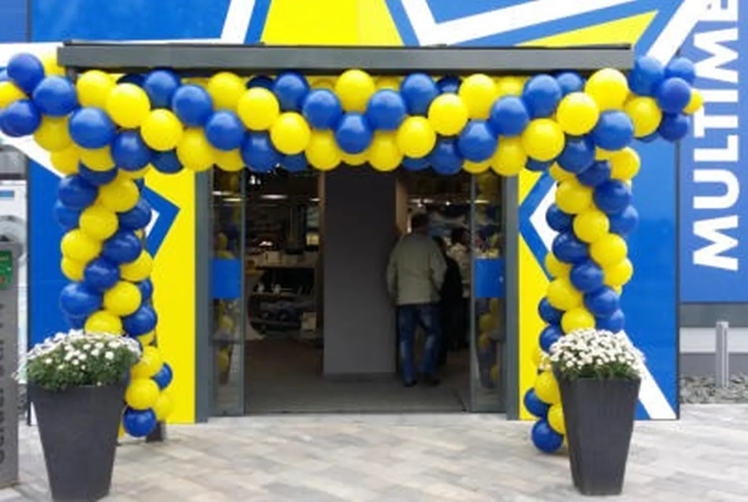 Ballon Moments - Dekoration - Gelb-blauer Ballonbogen am Geschäftseingang