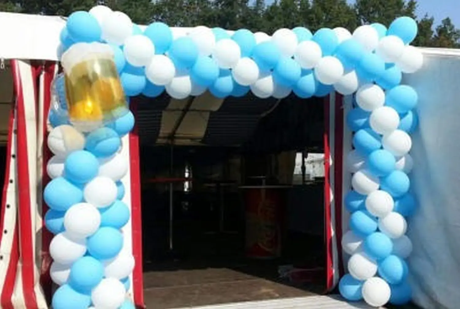 Ballon Moments - Dekoration - Blau-weißer Ballonbogen mit Bierkrug-Deko