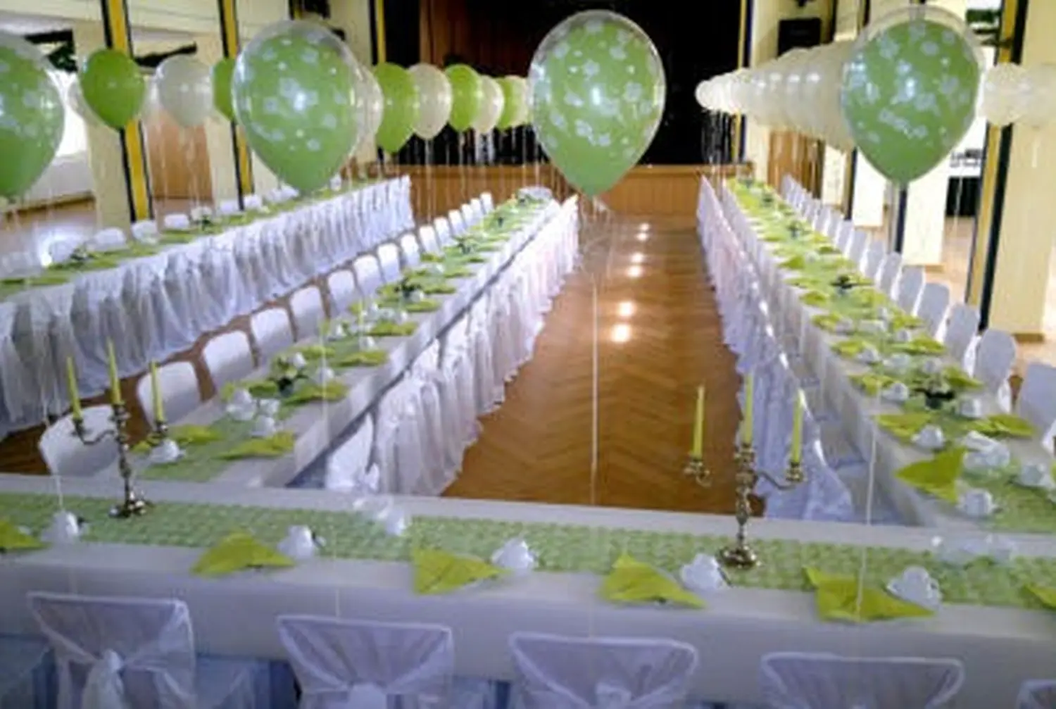 Ballon Moments - Dekoration - Festsaal mit grünen Luftballons über langer Tafel