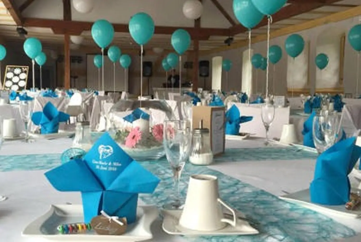 Ballon Moments - Dekoration - Festlich gedeckter Tisch mit türkisen Luftballons
