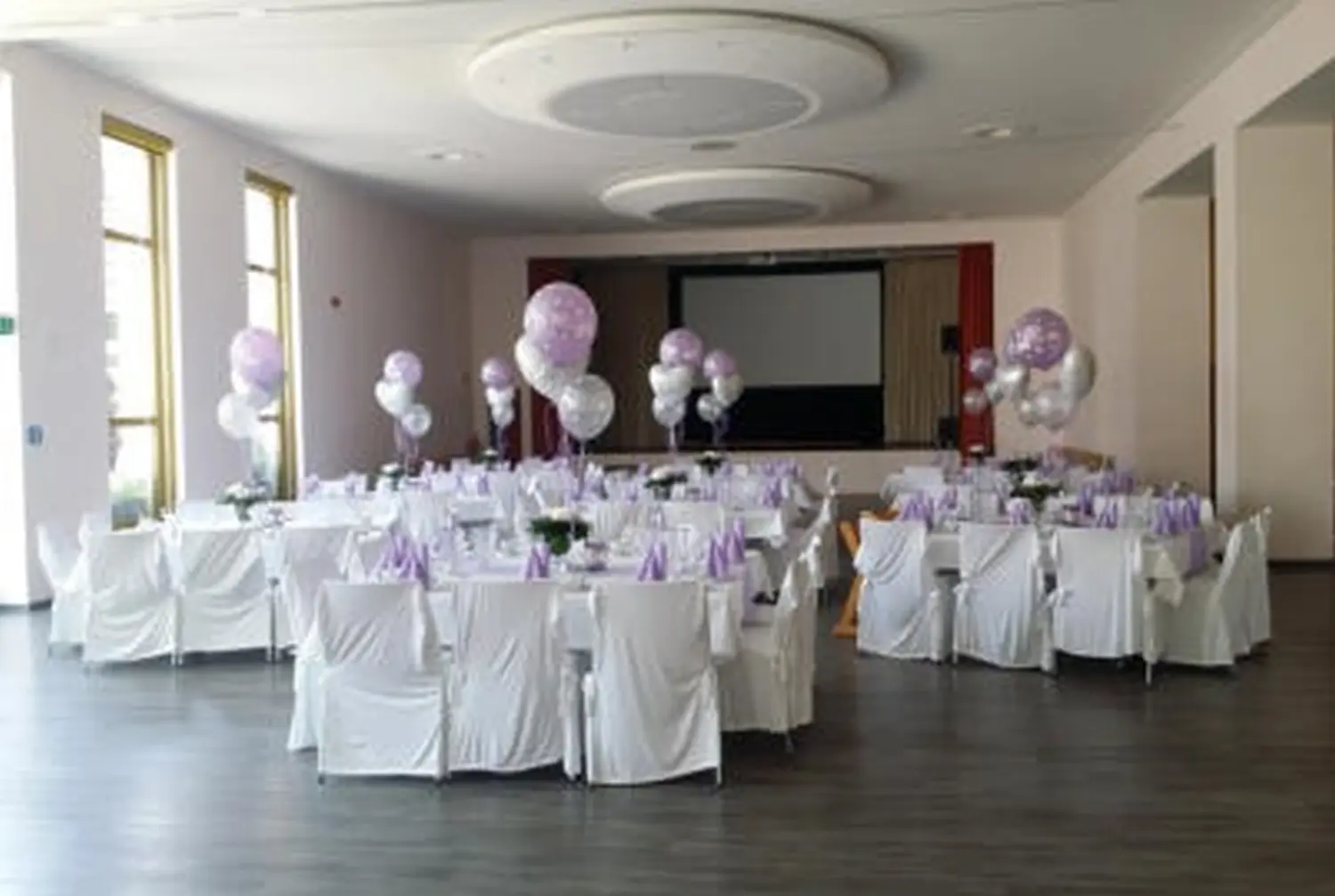 Ballon Moments - Dekoration - Festsaal mit lila-weißer Ballondekoration und gedeckten Tischen