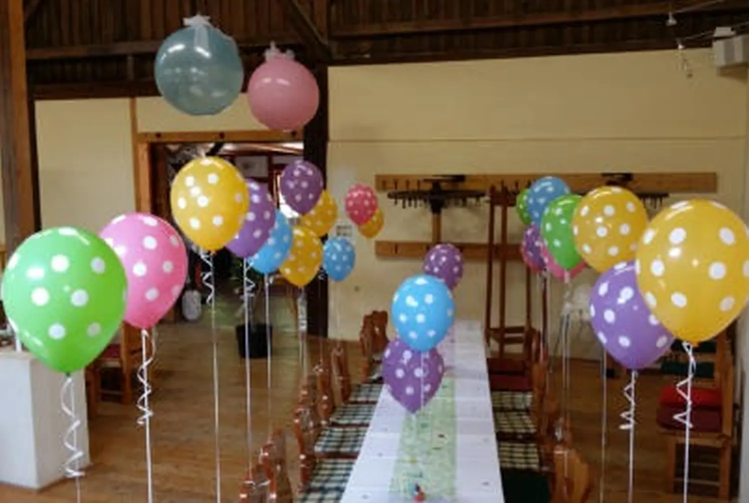 Ballon Moments - Dekoration - Bunte Punkte-Luftballons über langer Festtafel