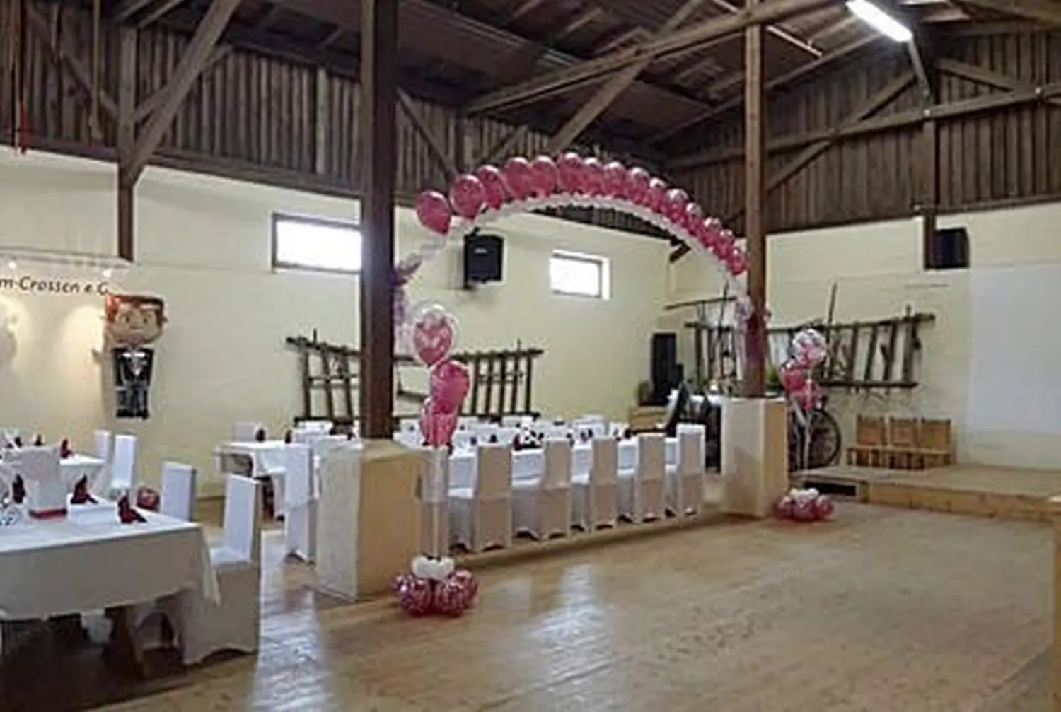 Ballon Moments - Dekoration -Pinker Ballonbogen in Scheune mit Festtafel