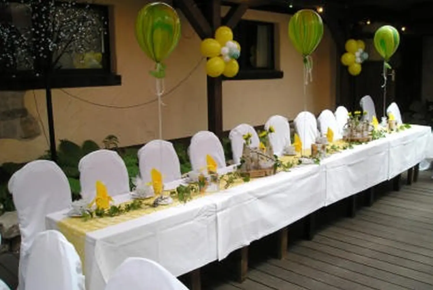 Ballon Moments - Dekoration -  Festtafel mit grün-gelben Luftballons im Freien