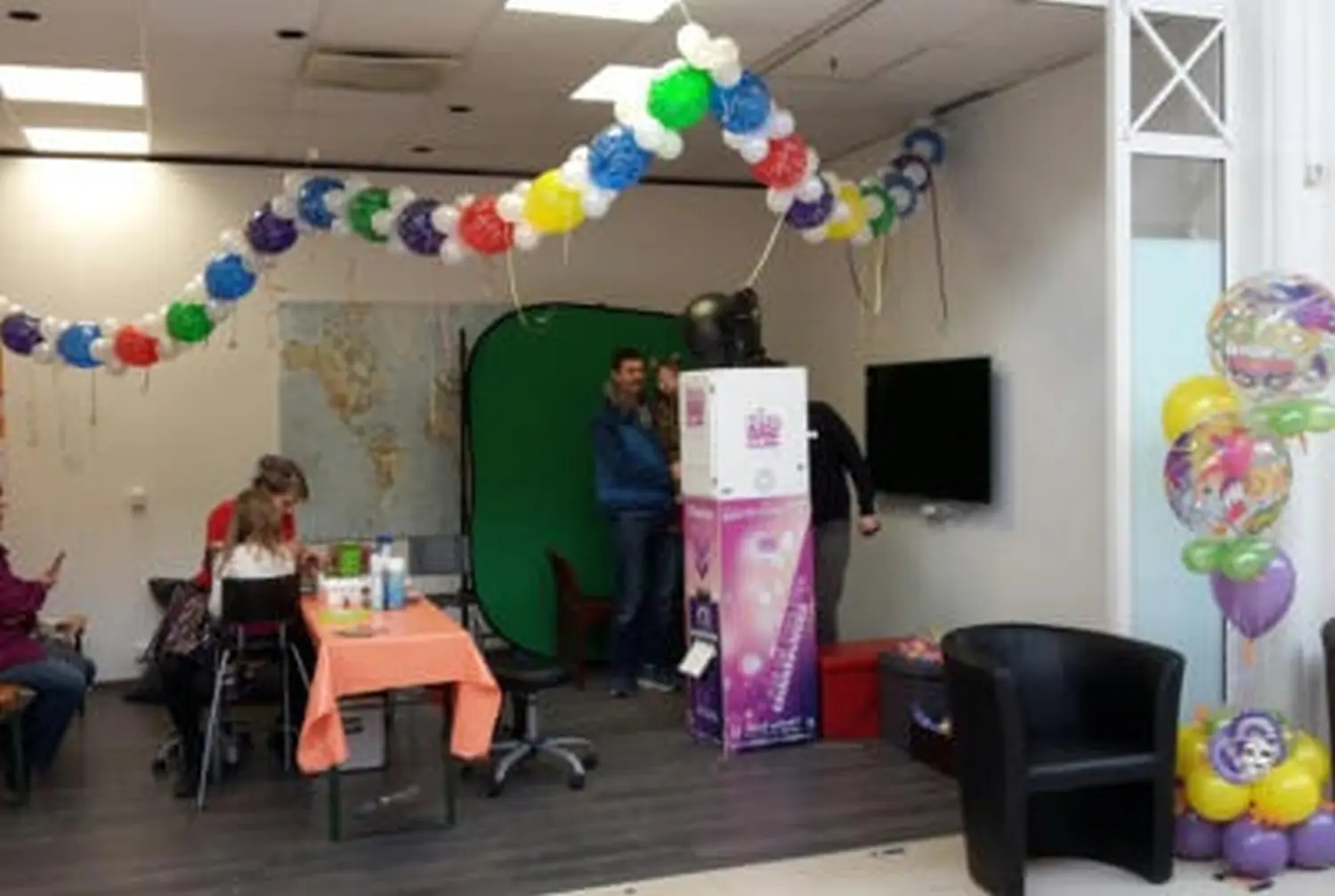 Ballon Moments - Dekoration -Bunter Ballonbogen über Fotobox im Raum