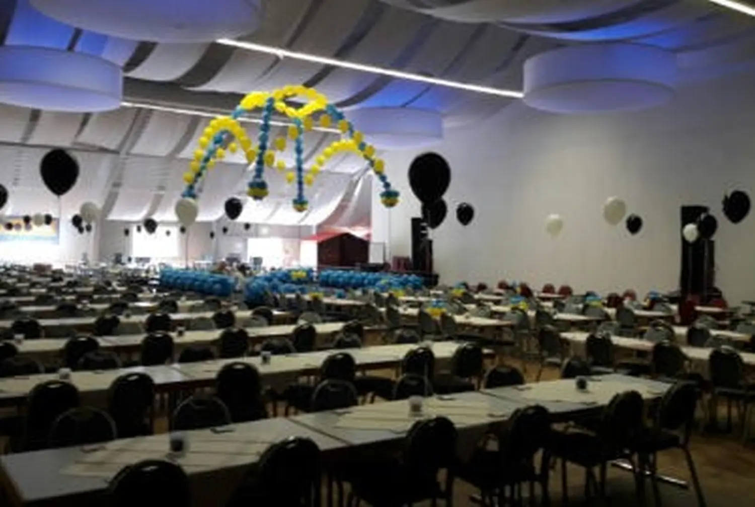 Ballon Moments - Dekoration -Ballonpavillon über langen Tischreihen im Saal