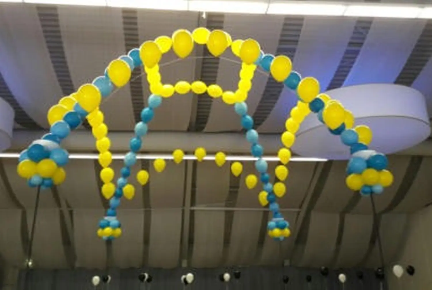Ballon Moments - Dekoration - Gelb-türkiser Ballonbogen an der Decke