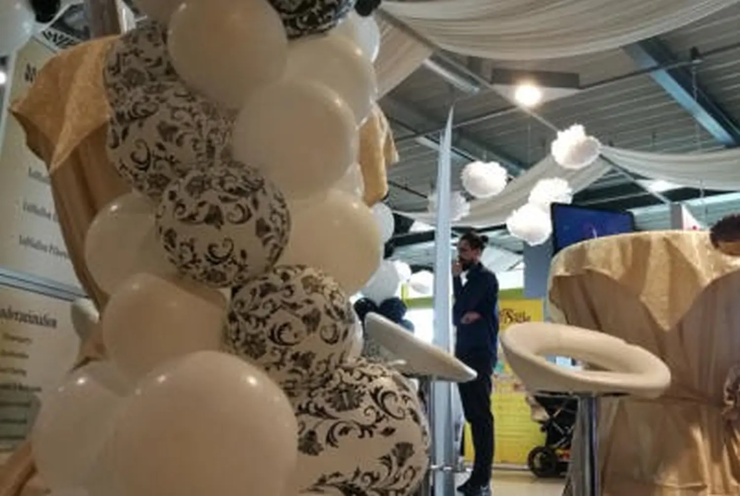 Ballon Moments - Dekoration -Goldene Ballondekoration mit Muster an Messestand