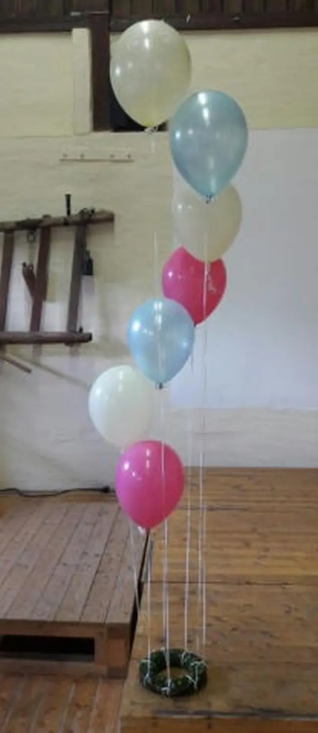 Ballon Moments - Dekoration - Bunte Luftballons auf Holzbühne