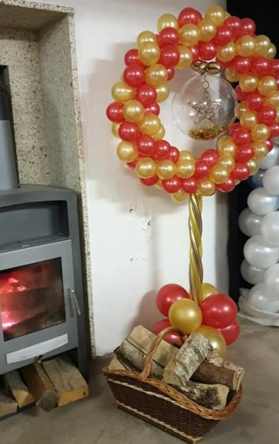 Ballon Moments - Dekoration - Rot-goldener Ballonkranz mit Holzkorb