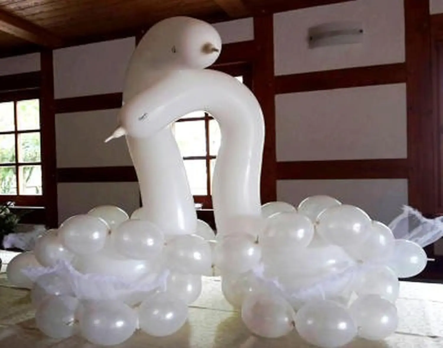 Ballon Moments - Dekoration - Weiße Schwan Figur aus Modellierballons