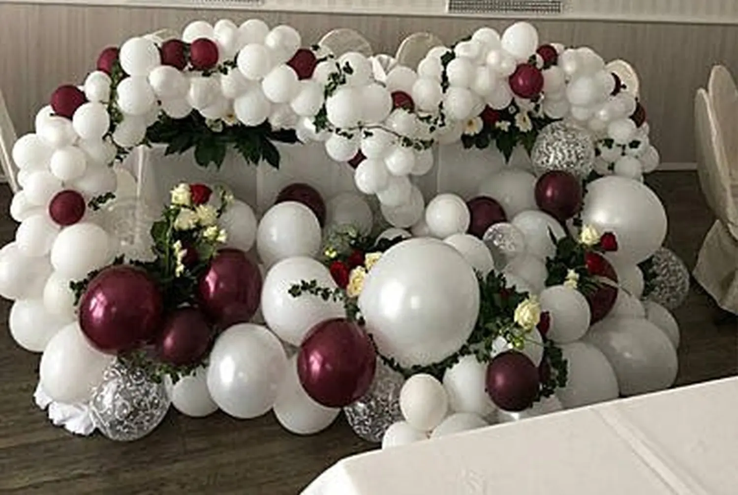 Ballon Moments - Dekoration - Weiß-weinrote Ballongirlande mit Blumen