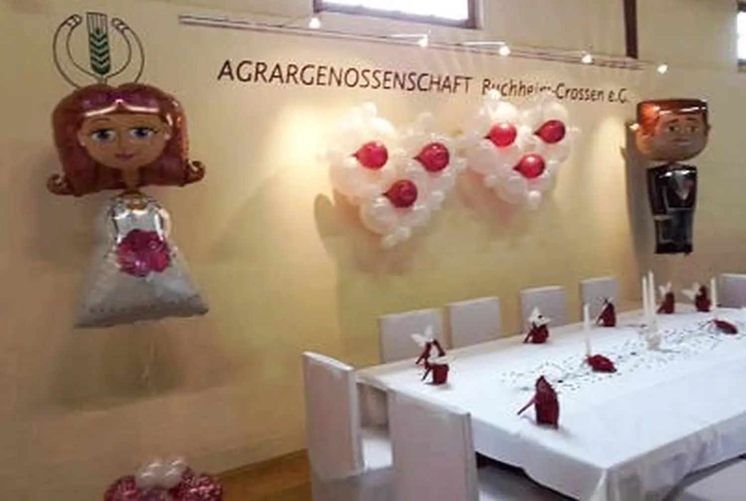 Ballon Moments - Dekoration - Weiß-rote Herzdekoration an Wand der Agrargenossenschaft