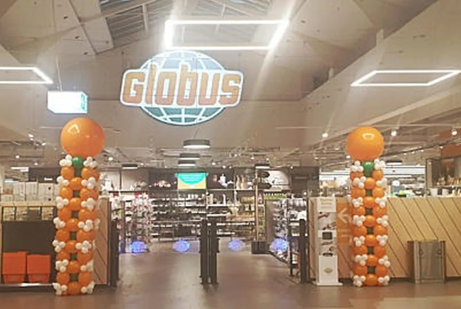 Ballon Moments - Dekoration - Eingangsbereich eines Globus-Marktes