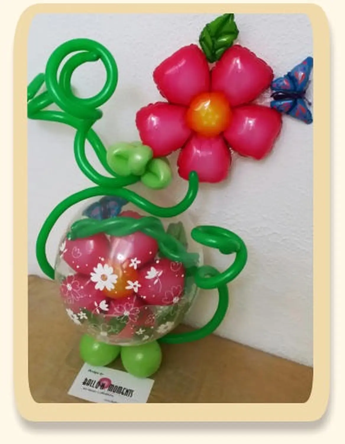 Ballon Moments - Dekoration - Blumenfigur aus Luftballons mit pinker Blüte