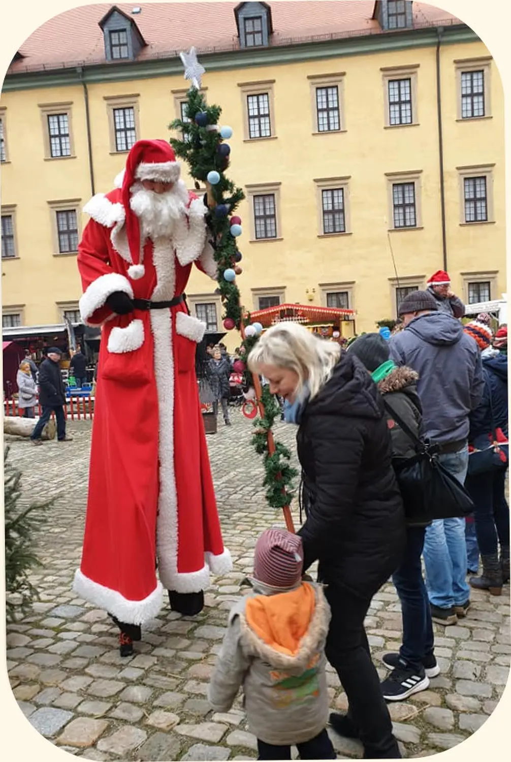 Moments Veranstaltungsagentur - Weihnachtsmann auf Stelzen