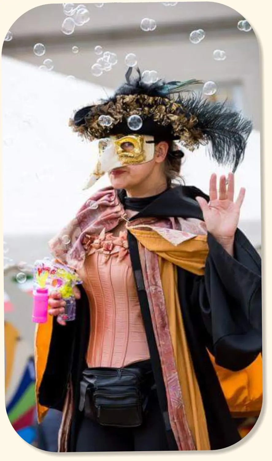 Moments Veranstaltungsagentur - Person mit venezianischer Maske und Seifenblasen