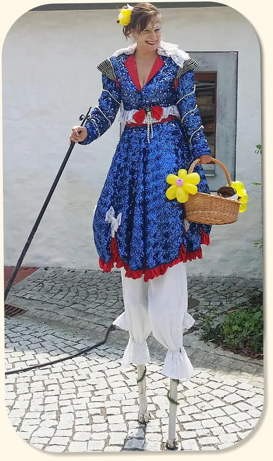 Moments Veranstaltungsagentur - Stelzenkünstlerin mit Blumenkorb