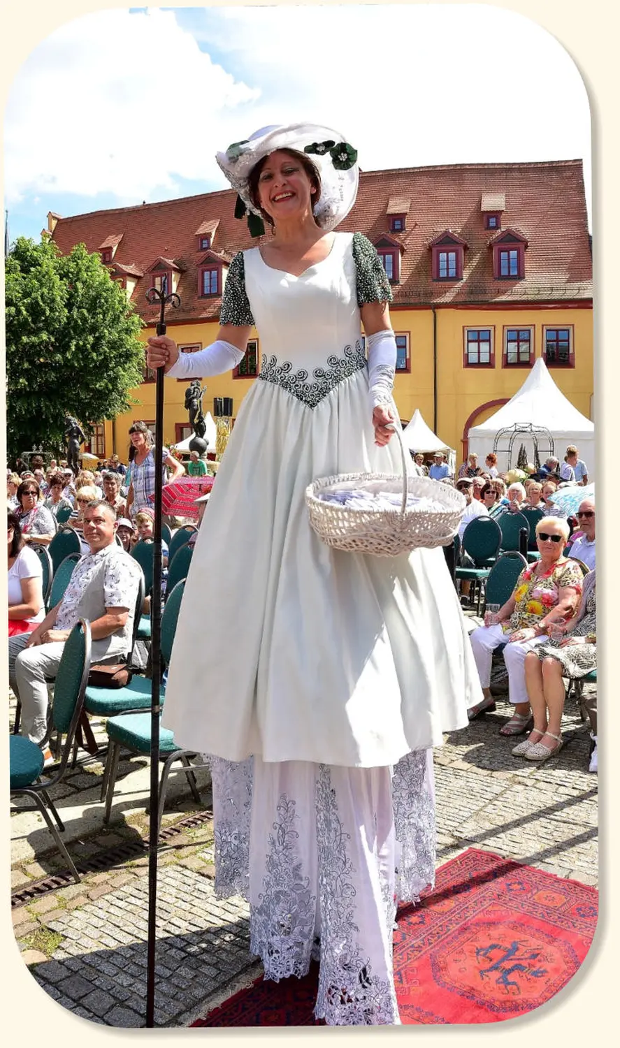 Moments Veranstaltungsagentur - Stelzenläuferin im weißen Kleid