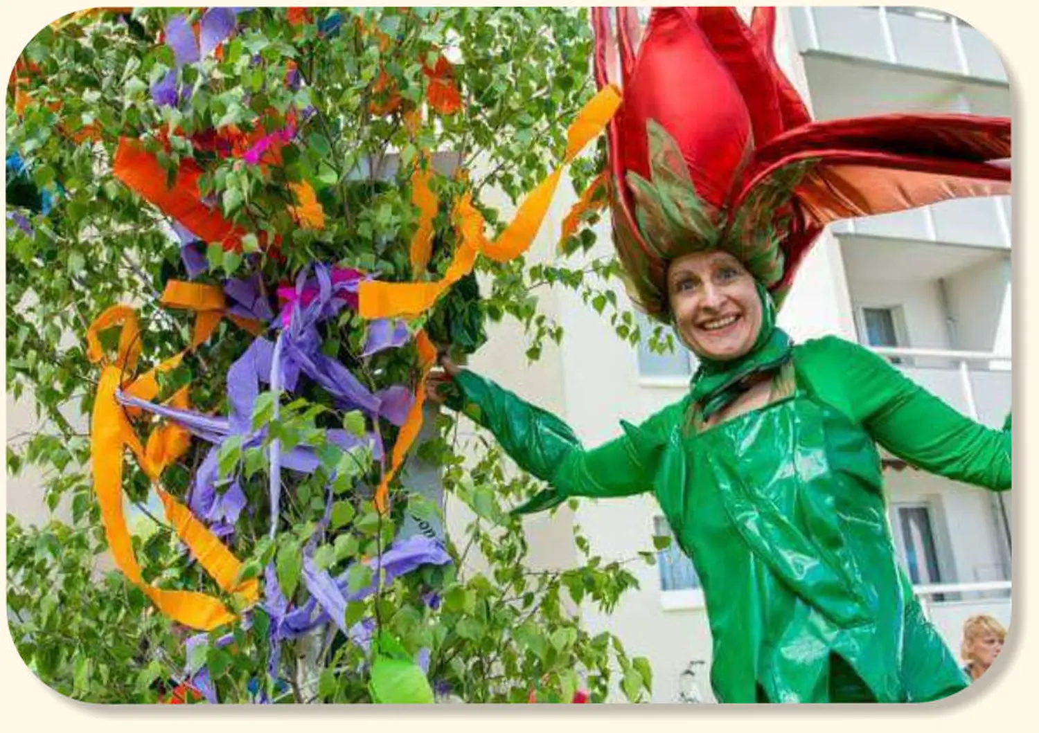 Moments Veranstaltungsagentur -  Blumenfigur auf Stelzen 