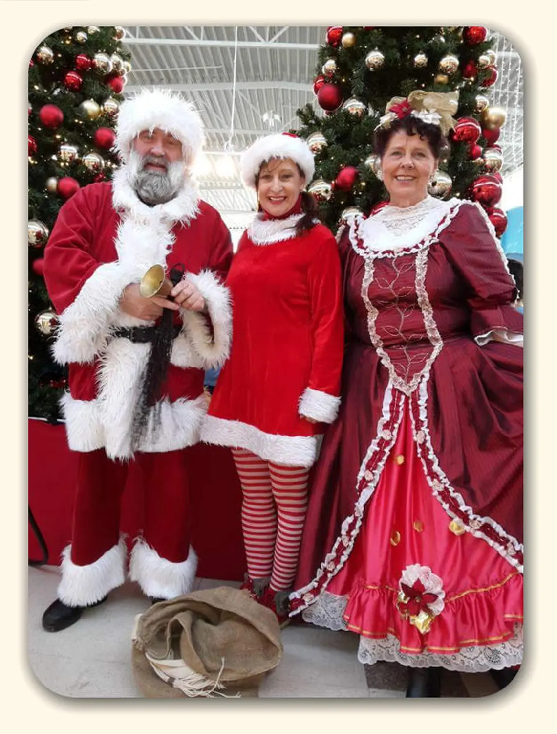 Moments Veranstaltungsagentur - Weihnachtsmann mit Helferinnen