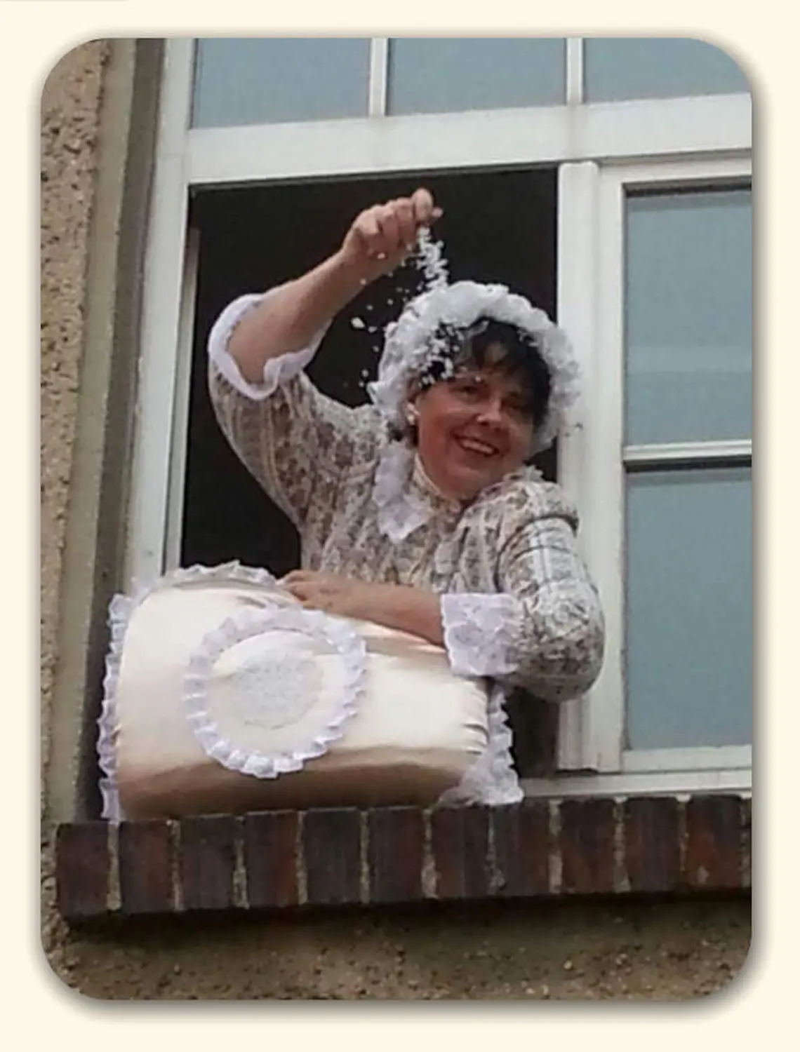 Moments Veranstaltungsagentur -  Magd am Fenster mit Bauernhaube