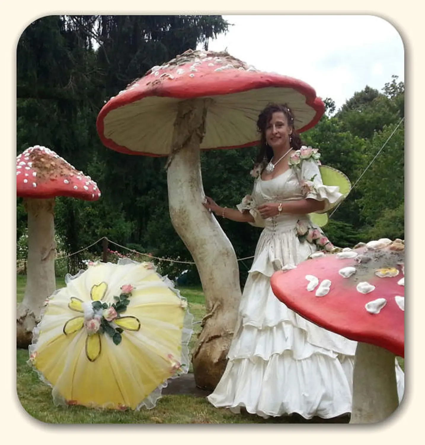 Moments Veranstaltungsagentur - Fee neben einem großen Pilz