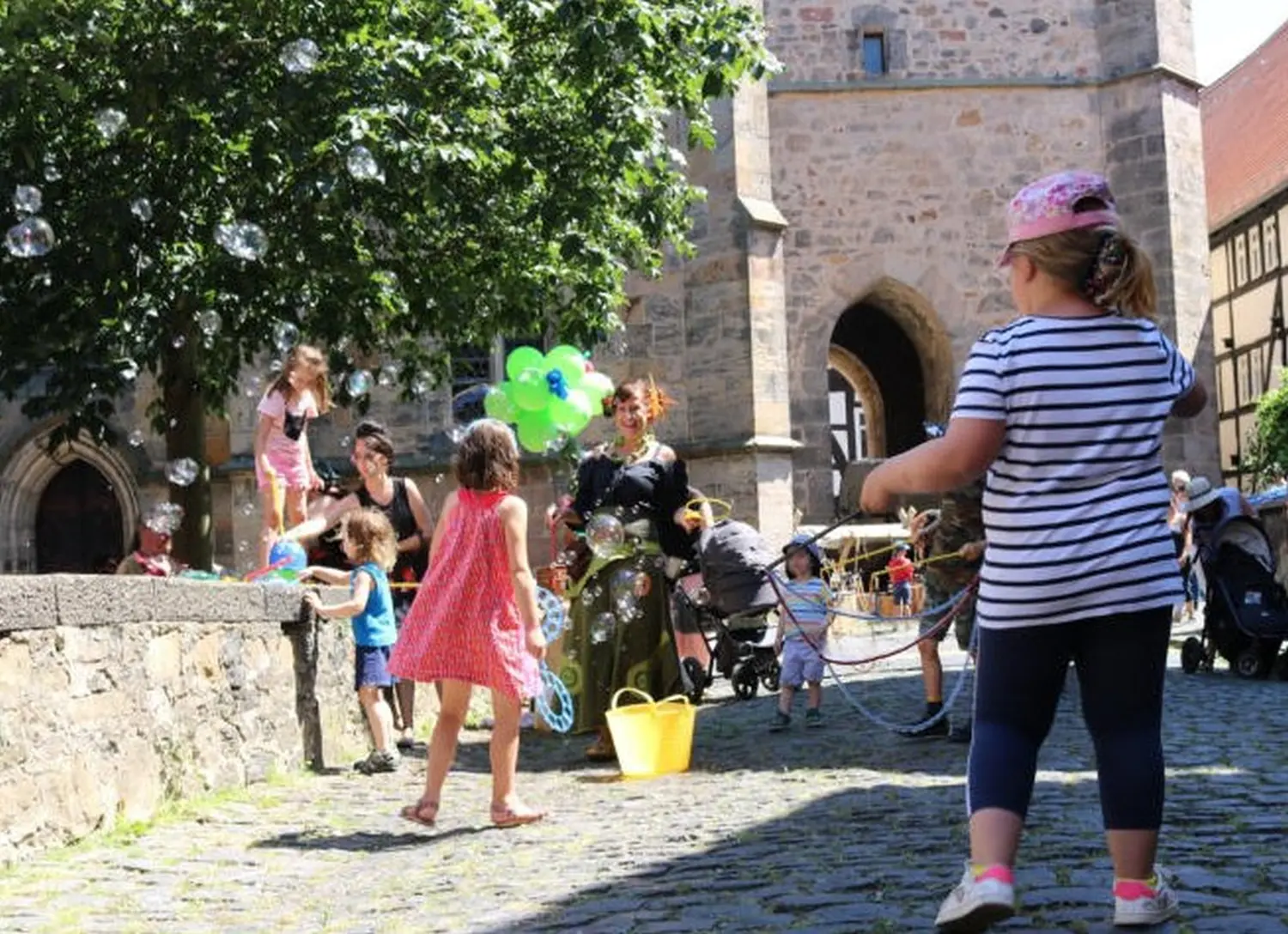 Moments Veranstaltungsagentur -  Seifenblasen und Spiele Animation