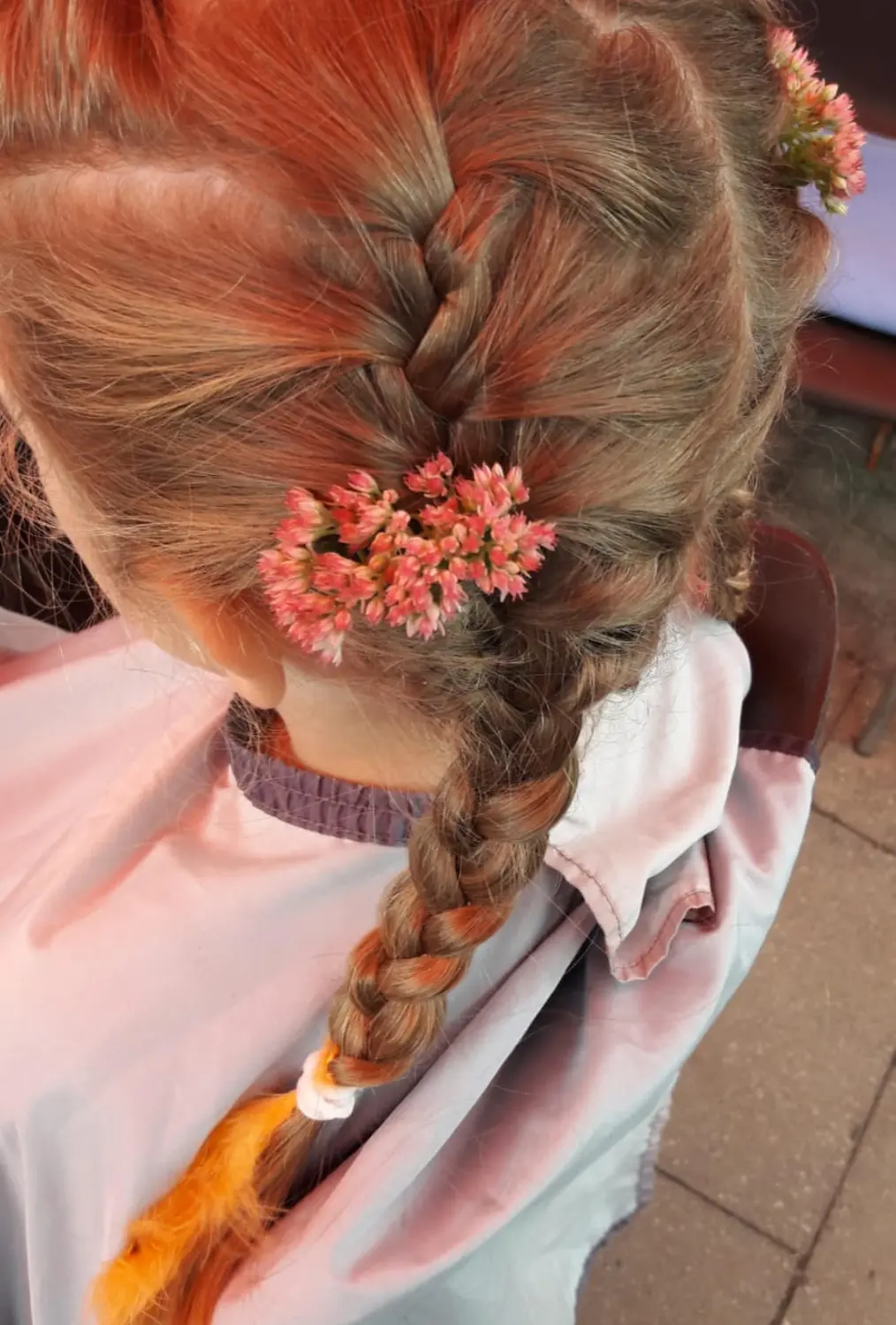 Moments Veranstaltungsagentur - Zopffrisur mit Blütendeko