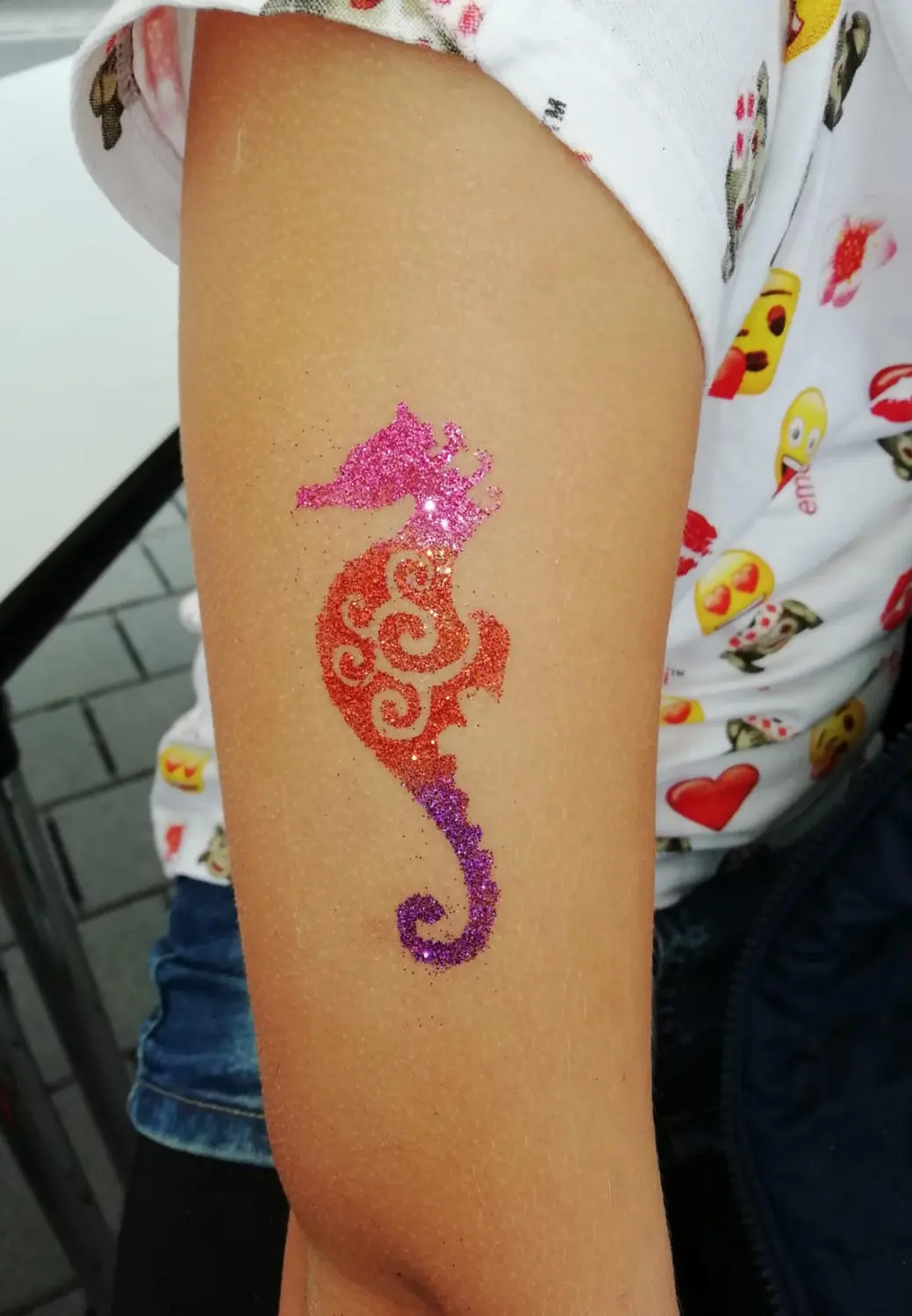 Moments Veranstaltungsagentur - Glitzertattoo Seepferdchen am Arm
