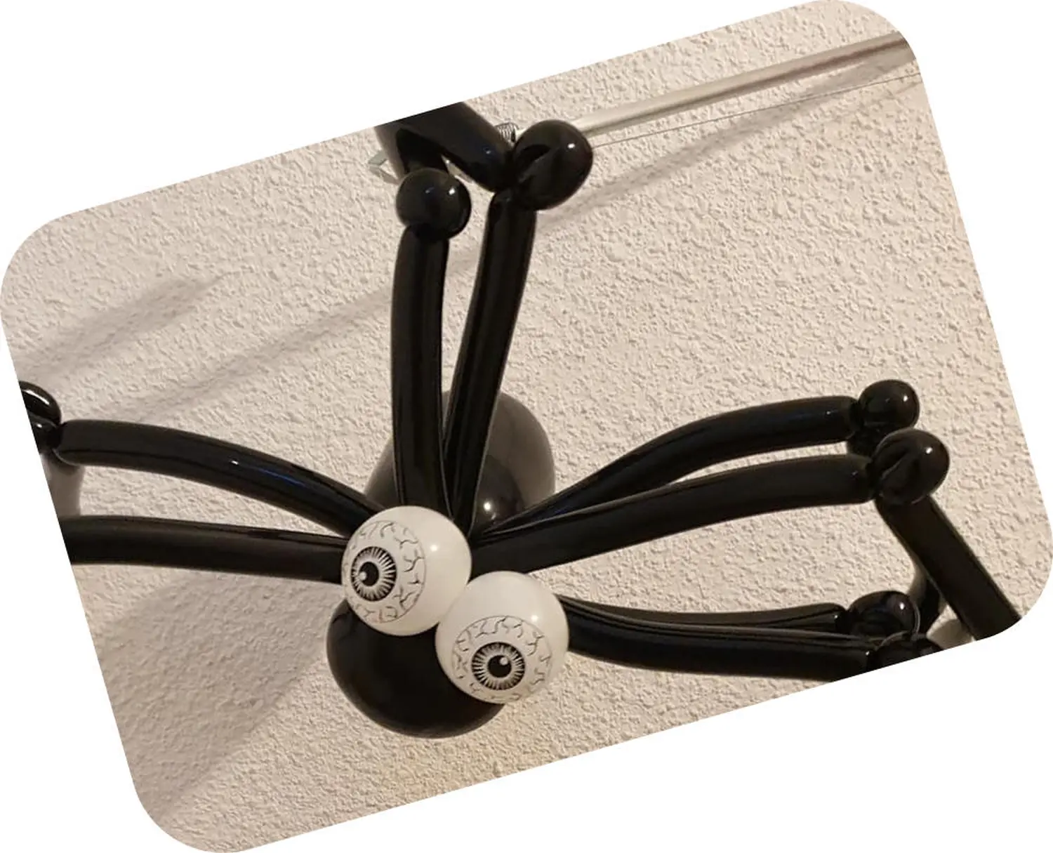 Moments Veranstaltungsagentur - Ballonfigur Spinne an der Wand
