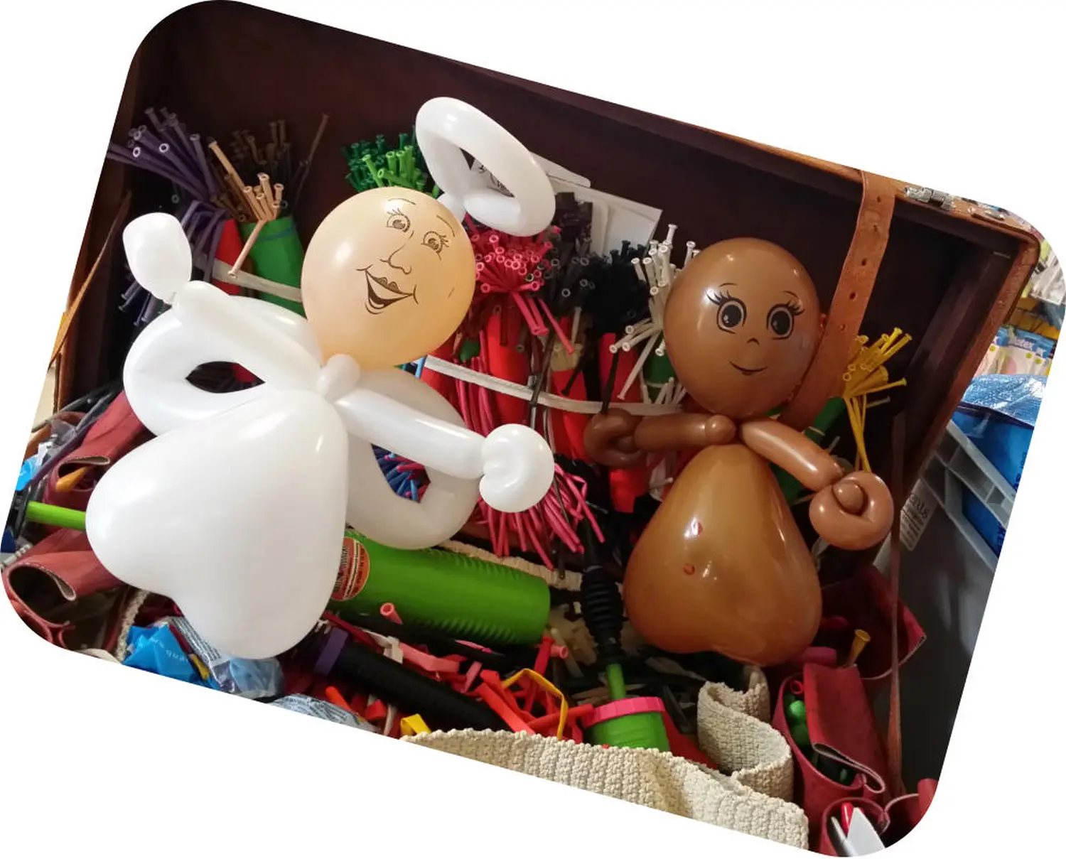 Moments Veranstaltungsagentur - Ballonfiguren Engel und Kind im Koffer