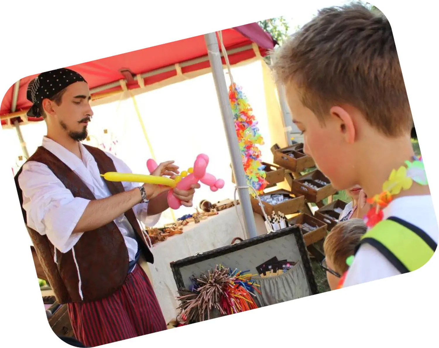 Moments Veranstaltungsagentur - Ballonkünstler am Marktstand