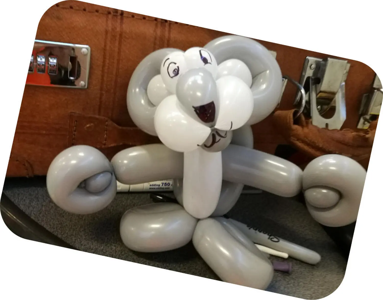 Moments Veranstaltungsagentur - Ballonfigur Bär im Detail