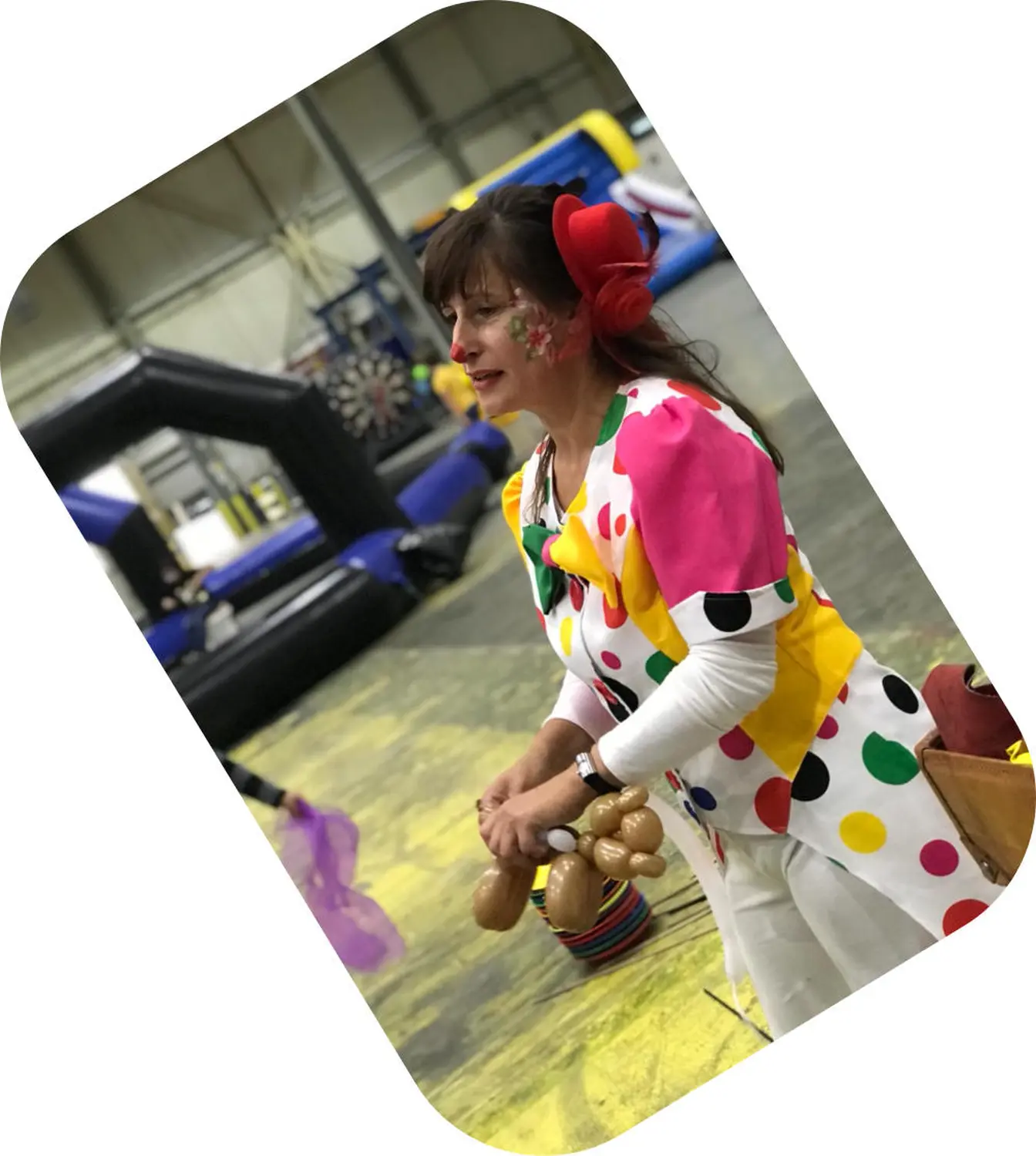Moments Veranstaltungsagentur - Clownin mit Ballonfigur bei Event