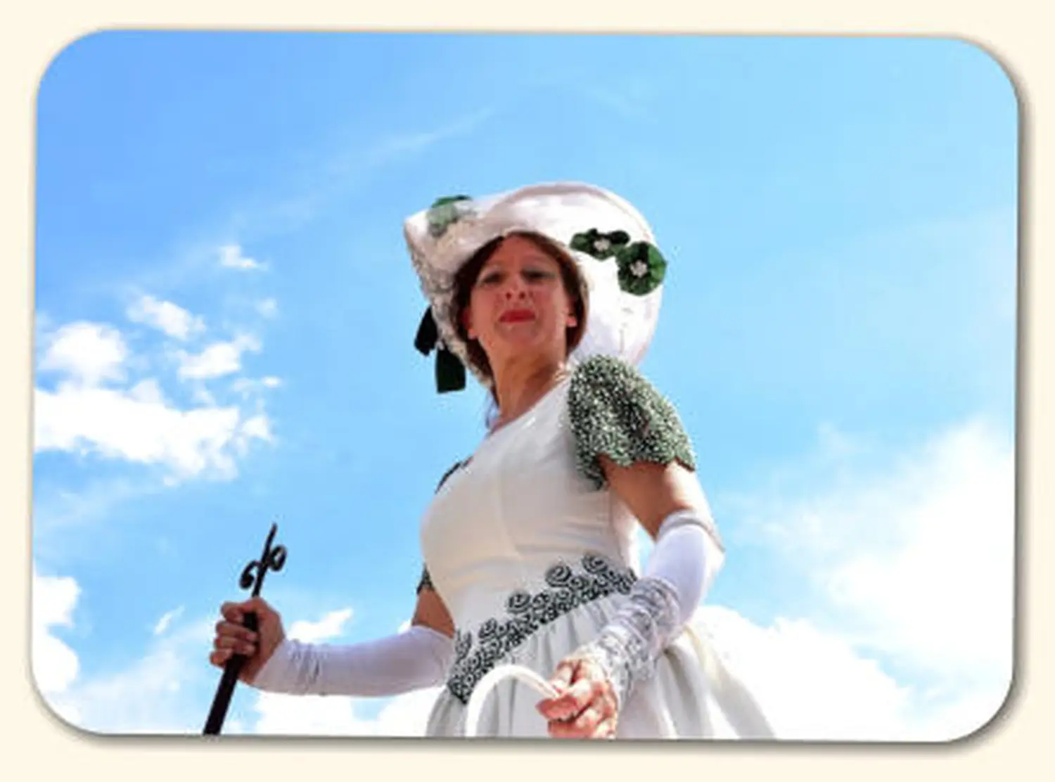 Moments Veranstaltungsagentur - Historisches Kostüm vor blauem Himmel