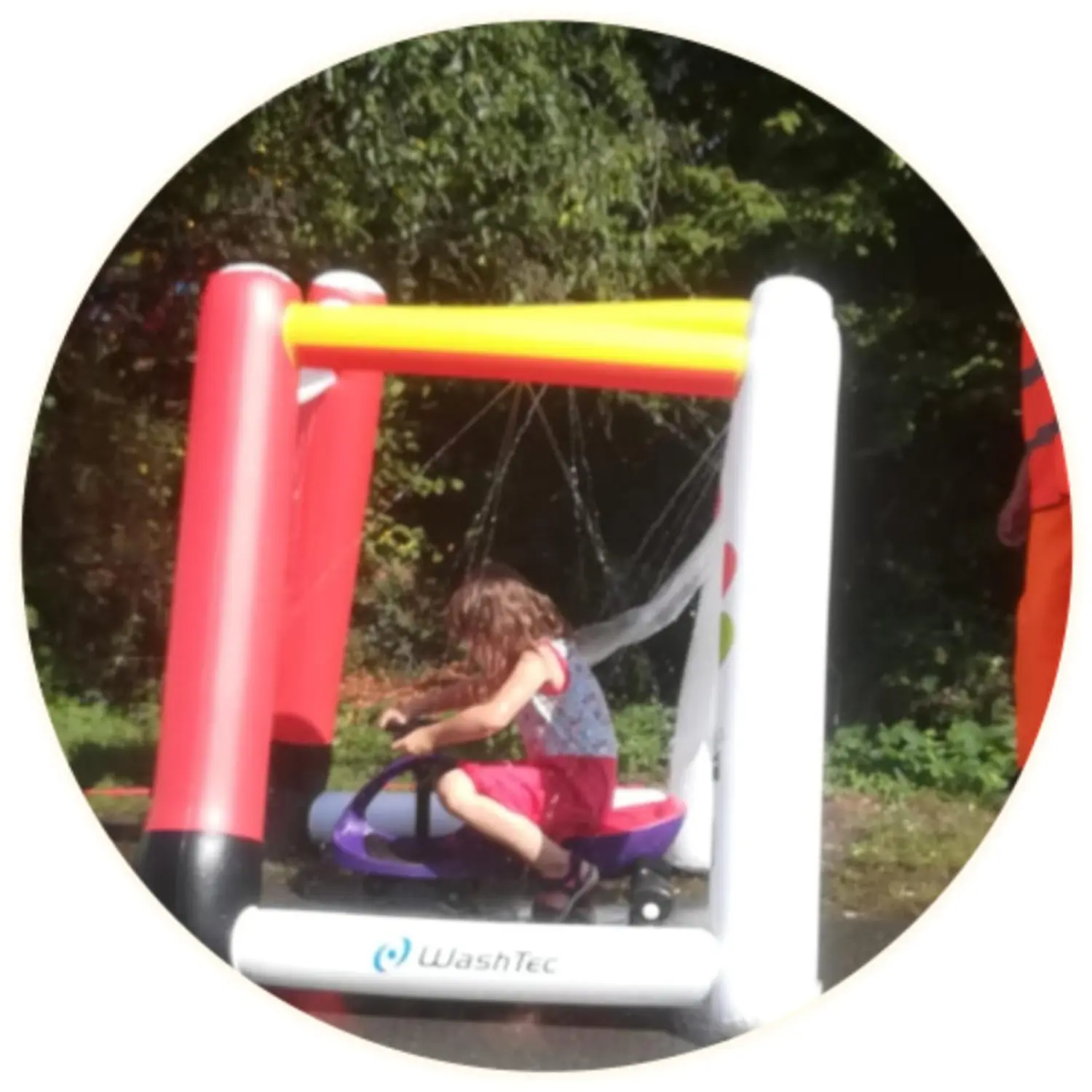Moments Veranstaltungsagentur - Kind auf aufblasbarem Hindernisparcours