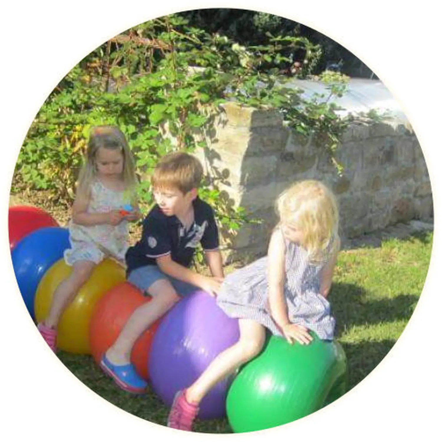 Moments Veranstaltungsagentur - Kinder auf bunten Gymnastikbällen