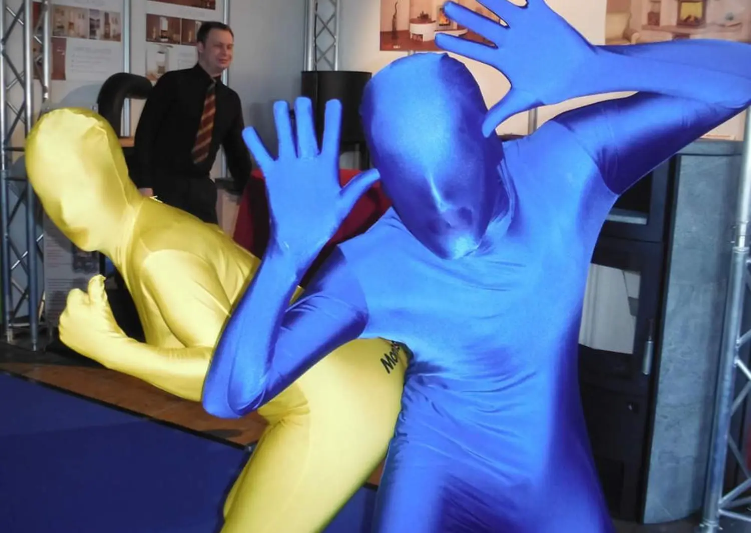 Moments Veranstaltungsagentur - Zwei Personen in blauem und gelbem Ganzkörperanzug als Comedy-Walk-Act