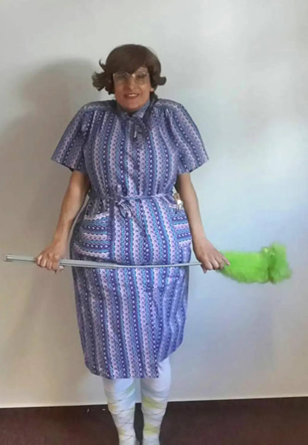 Moments Veranstaltungsagentur -  Putzfrau Brunhilde mit Mopp und Wischlappen
