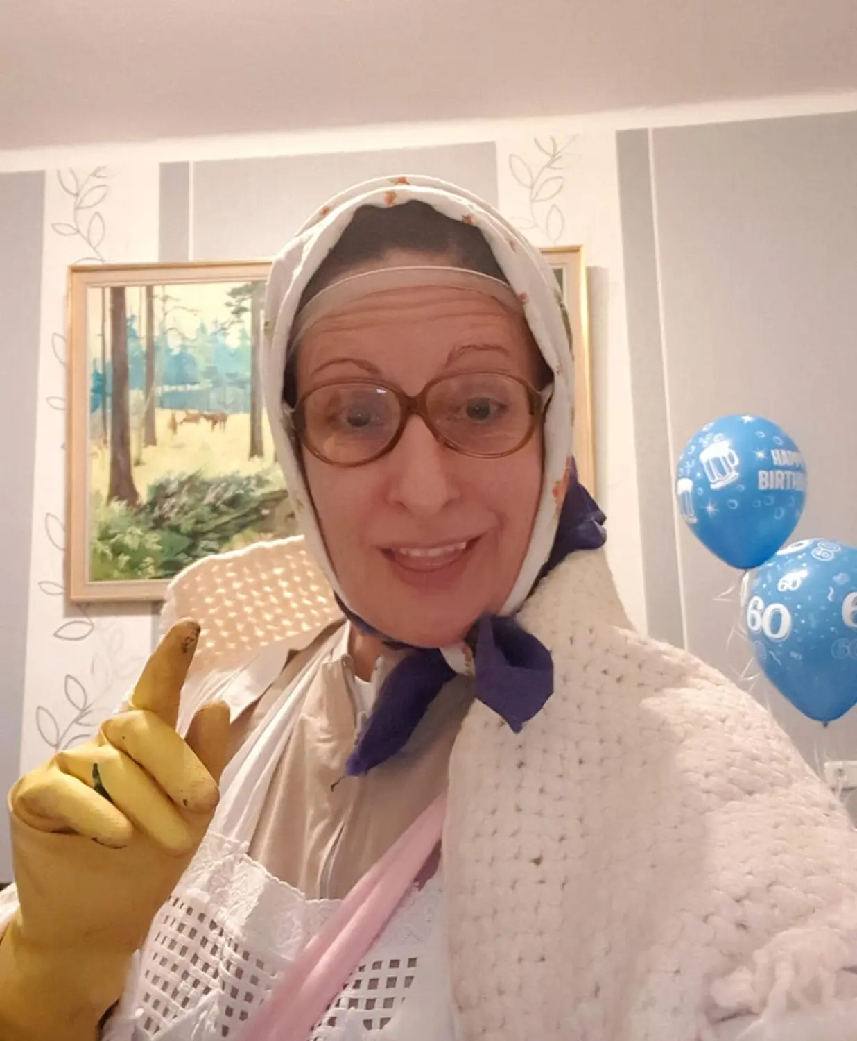 Moments Veranstaltungsagentur - Putzfrau Brunhilde mit Kopftuch und Gummihandschuhen