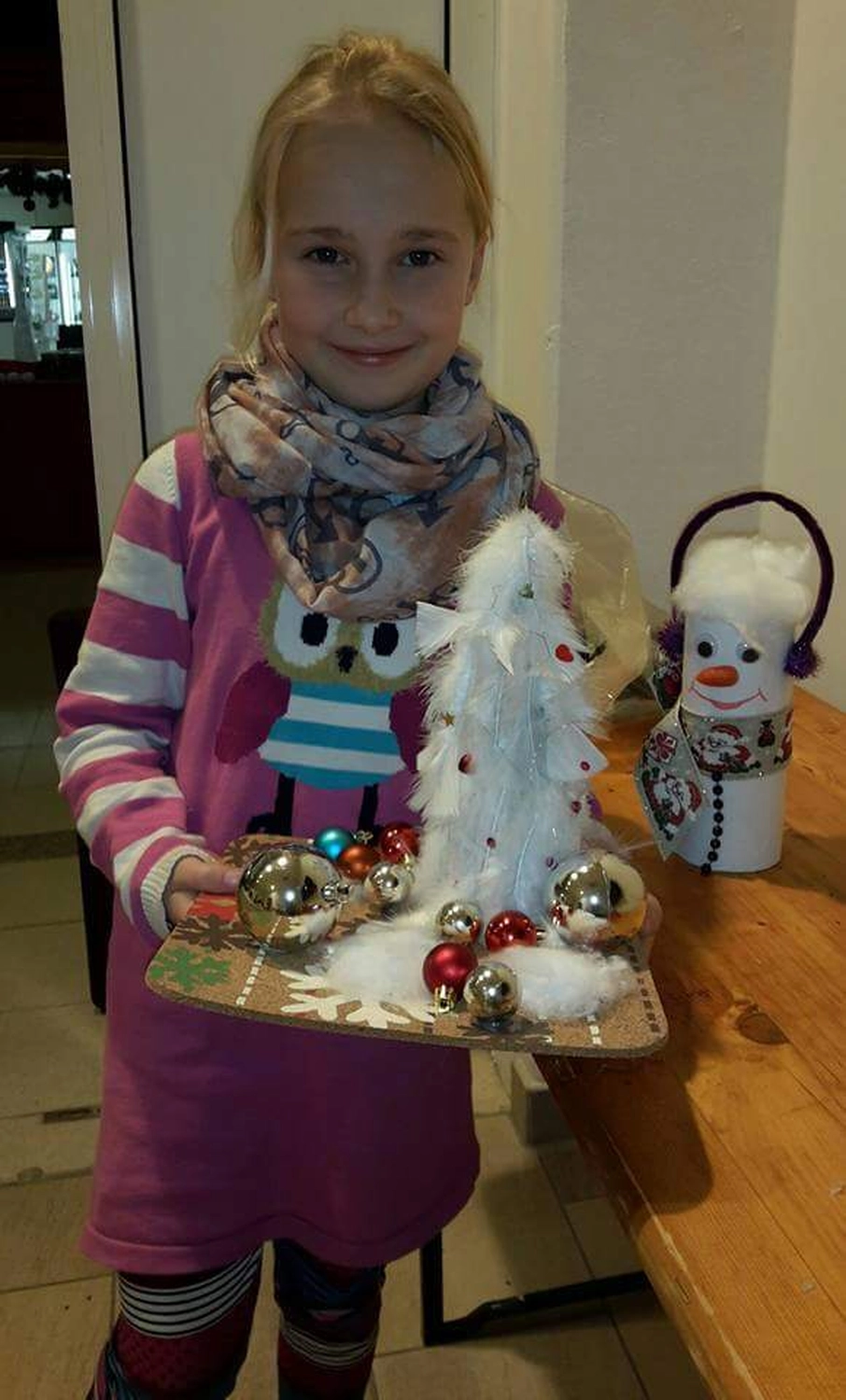 Moments Veranstaltungsagentur -  Mädchen mit Bastel-Weihnachtsbaum und Schneemann