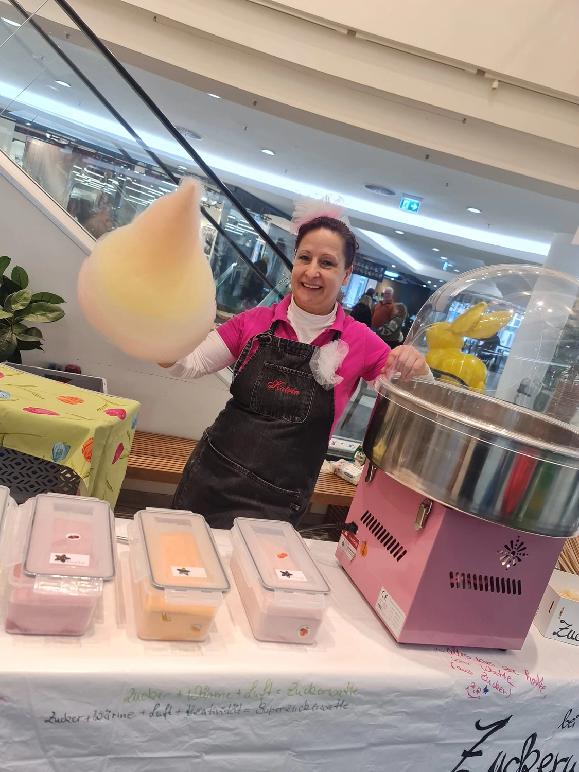 Moments Veranstaltungsagentur -   Zuckerwatte-Stand mit Kostümierter Verkäuferin