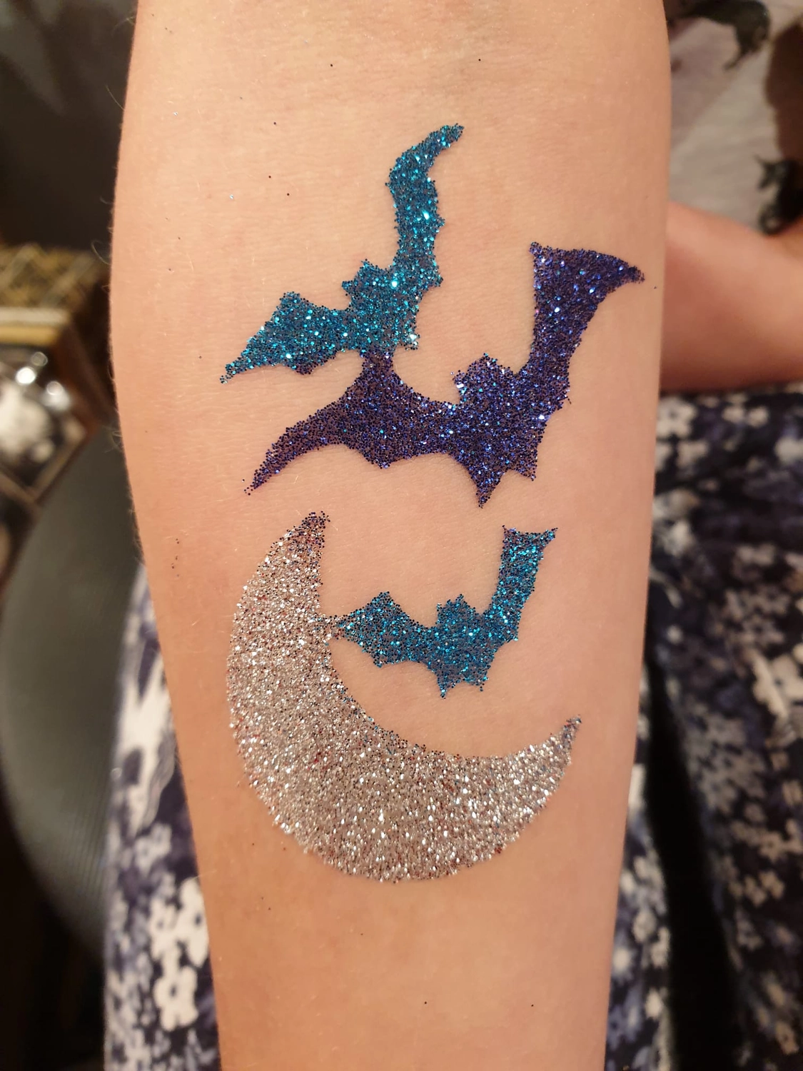 Moments Veranstaltungsagentur - Glitzertattoo Fledermäuse und Mond