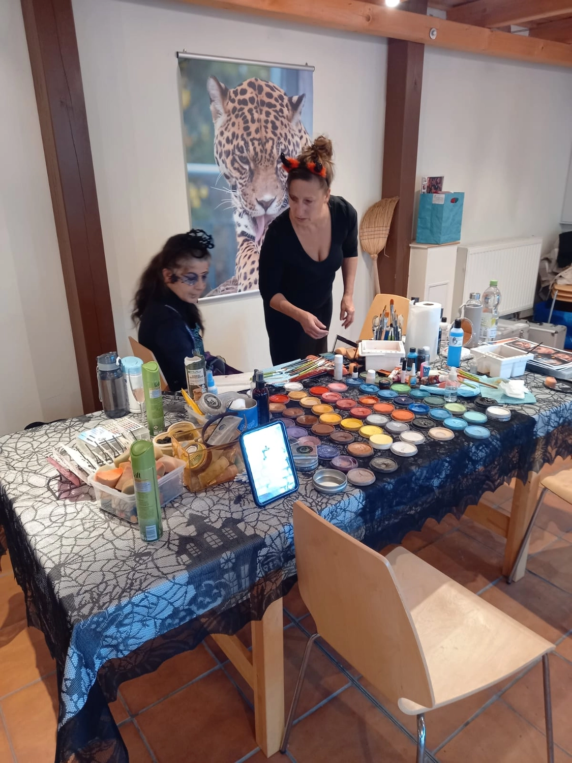 Moments Veranstaltungsagentur - Schminktisch mit buntem Farbsortiment